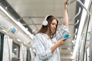słuchanie audiobooków w drodze do pracy