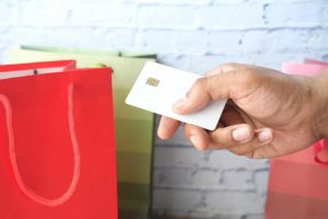 kobieta płaci kartą kredytową za zakupy